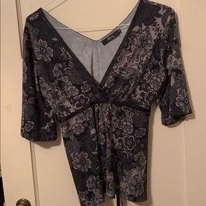 MAX TOP FLOWER PRINT SZ M. NEW NO TAGS. GRAY BLACK